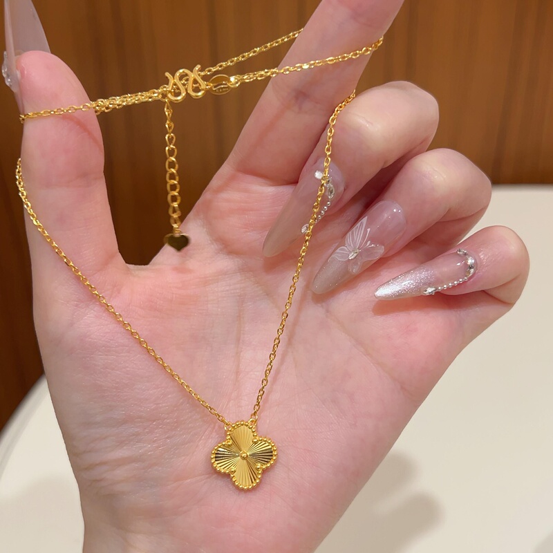 Gold Store Same Style Dazzling Laser Lucky Four-Leaf Clover Gold-Colored Necklace, Sand Gold Light Luxury Niche Exquisite Clavicle Chain Gold Store Same Style Dazzling Laser Lucky Four-Leaf Clover Gold-Colored Necklace, Sand Gold Light Luxury Niche Exquisite Clavicle Chain