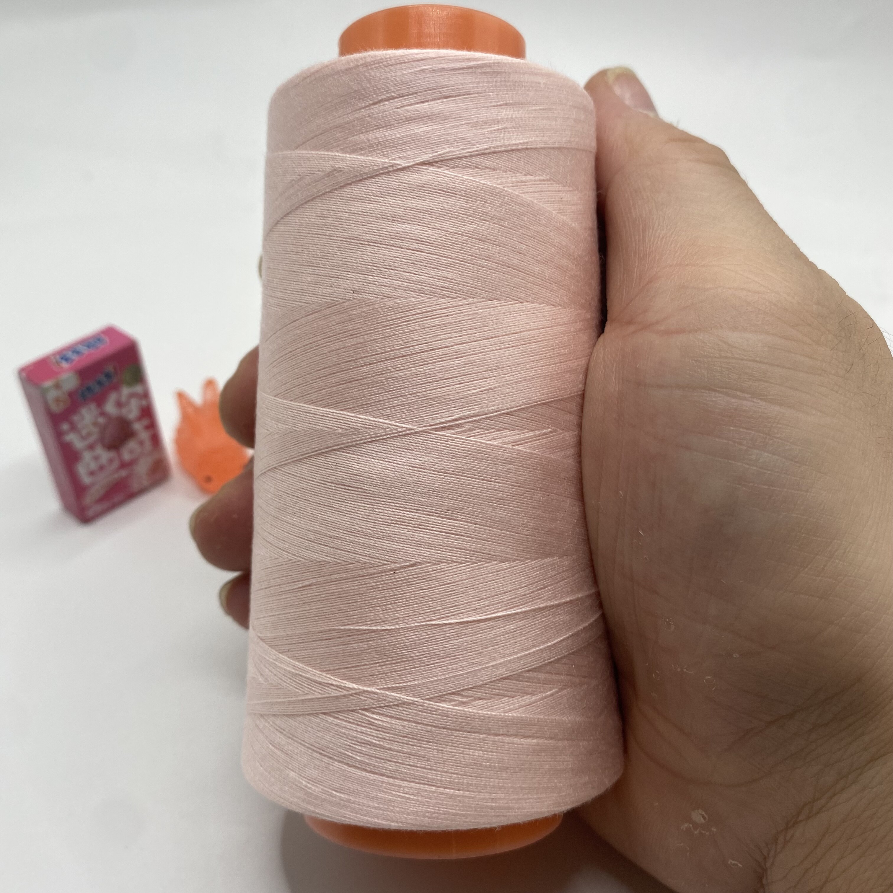 桜色のピンクのミシン糸、家庭用402番ミシン糸、パゴダ糸、手縫い糸、ミシン糸、高速フラットベッドミシン糸。