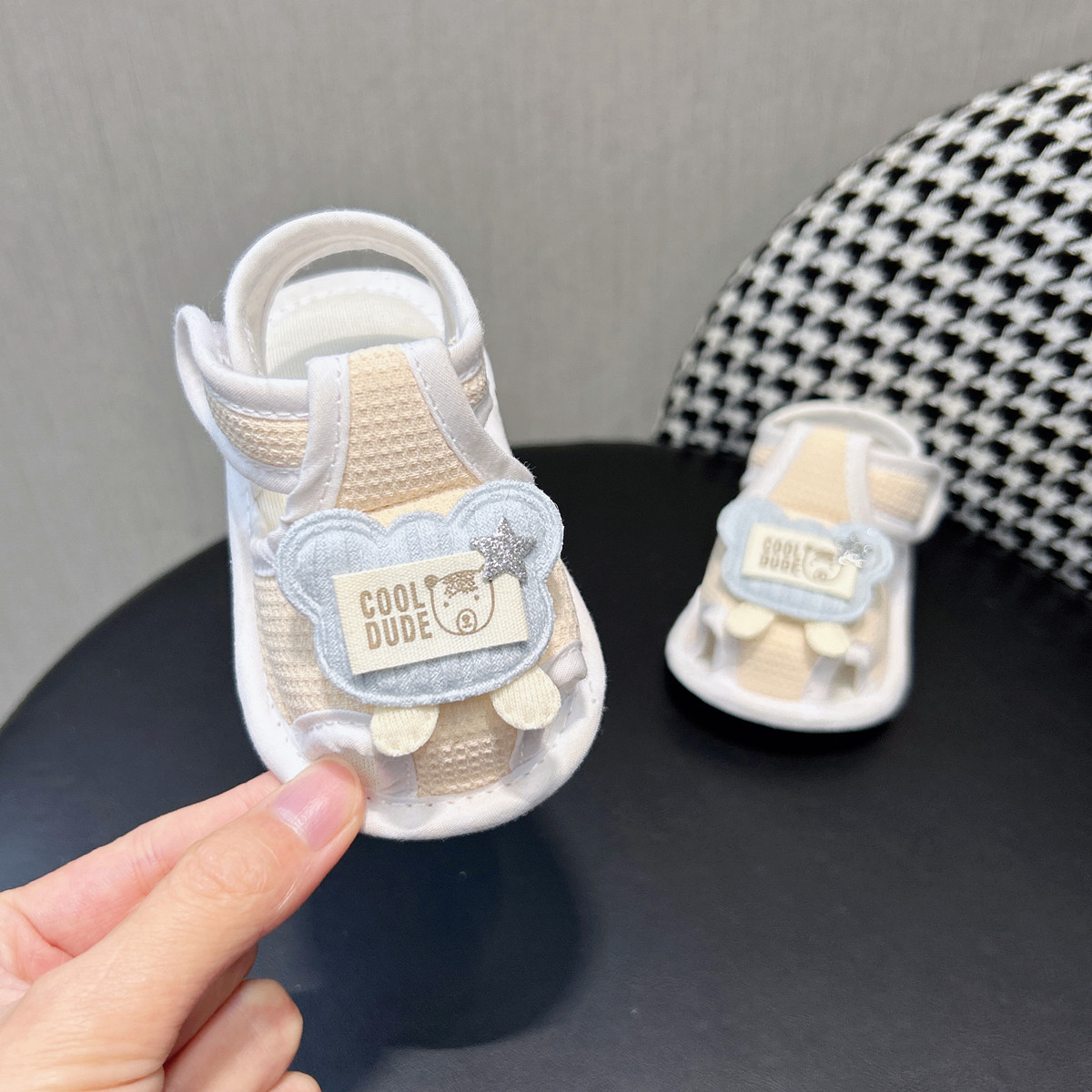 生後6ヶ月から12ヶ月の乳幼児向けの柔らかいソールの夏用布製ベビーシューズ、1歳児向けのプレウォーキングシューズ、そして幼児向けのサンダル。