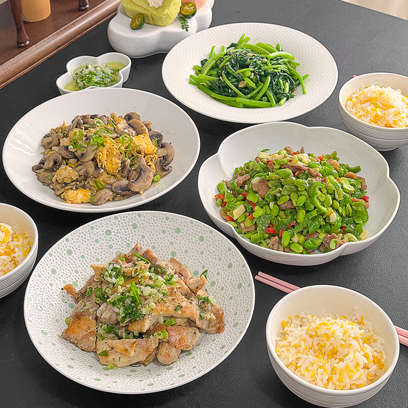 Household Set of Ceramic Flat Plates, Shallow Plates, White Plates, Tableware, Exquisite Modern Simple Housewarming Bowls and Chopsticks