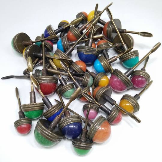 Крышка для табакерки ручной работы в антикварном стиле, имитирующая камень, из меди, в красном, зеленом, синем, розовом и оранжевом цветах, небольшой подарок или реквизит.