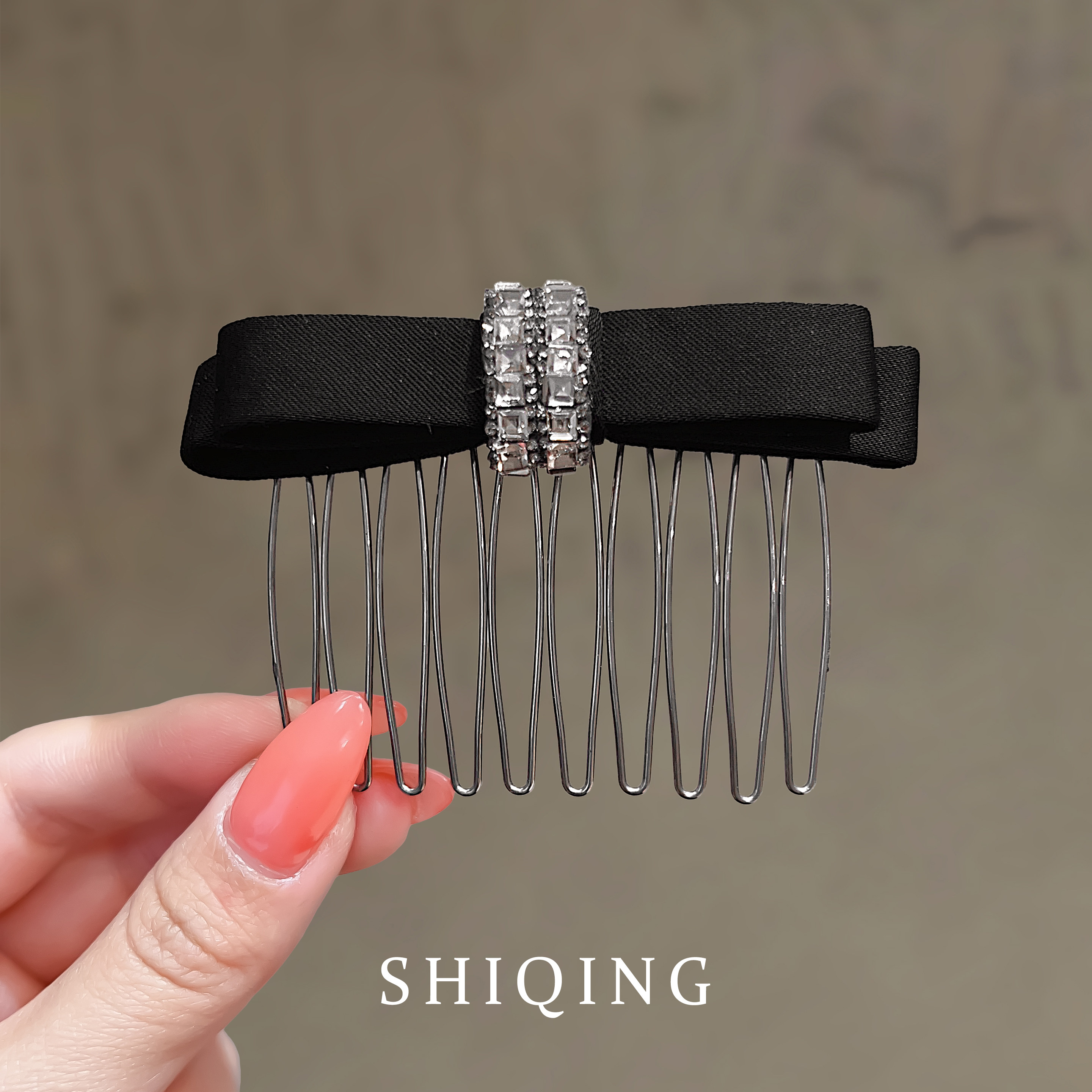 New bow-adorned rhinestone hair comb, luxurious and sophisticated, perfect for tidying up stray hairs. A must-have hair accessory for women.