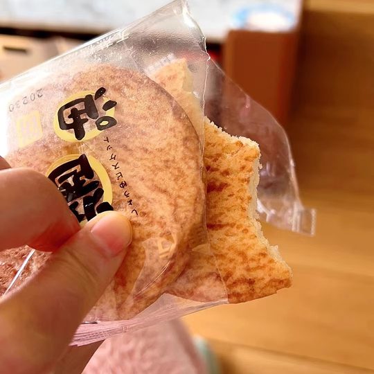 Galletas con salsa de soja, pasteles de arroz con nieve salados, alimentos inflados no fritos, refrigerios de oficina sin sacarina para personas que orinan