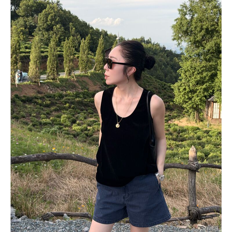Highly Recommended: Casual and Lazy Style U-Neck Black Tank Top for Women, Loose Sleeveless A-Line Pullover Top Highly Recommended: Casual and Lazy Style U-Neck Black Tank Top for Women, Loose Sleeveless A-Line Pullover Top