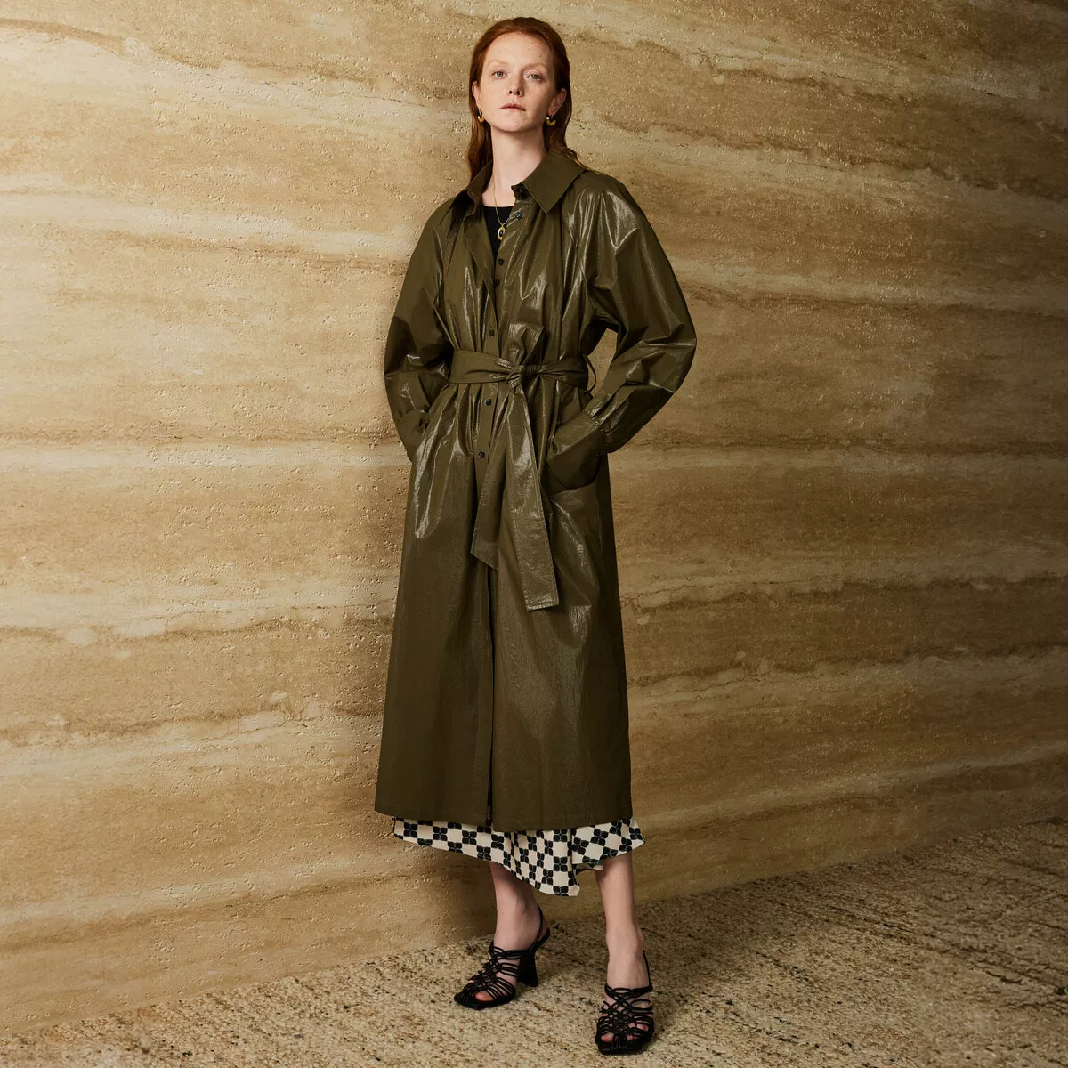 Пальто-ветровка BCBG весна и осень с полностью календированным французским глянцевым фактурным покрытием профиль лацкана