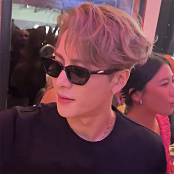 Wang jiaer's same sunglasses for men, european and american cat-eye triangle retro small frame nightclub polarized sunglasses for women