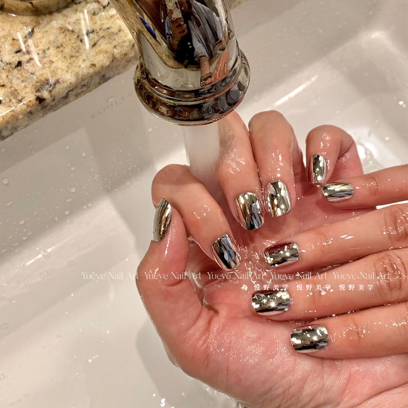 Mirror Silver Wearable Nails 2026 New High-End Short Style Summer Show-Off Magic Mirror Powder Finished Fake Nail Patches