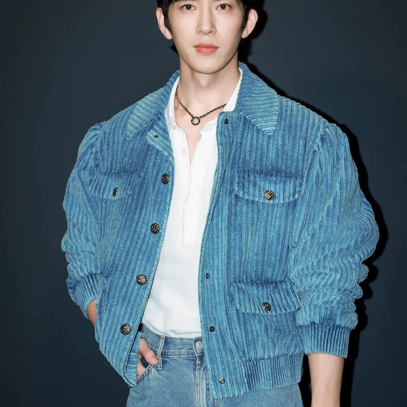 Jing Boran Celebrity-Style Blue Corduroy Jacket for Men, Casual Lapel Button-Up Coat, Light Workwear Style with a High-End Feel Jing Boran Celebrity-Style Blue Corduroy Jacket for Men, Casual Lapel Button-Up Coat, Light Workwear Style with a High-End Feel