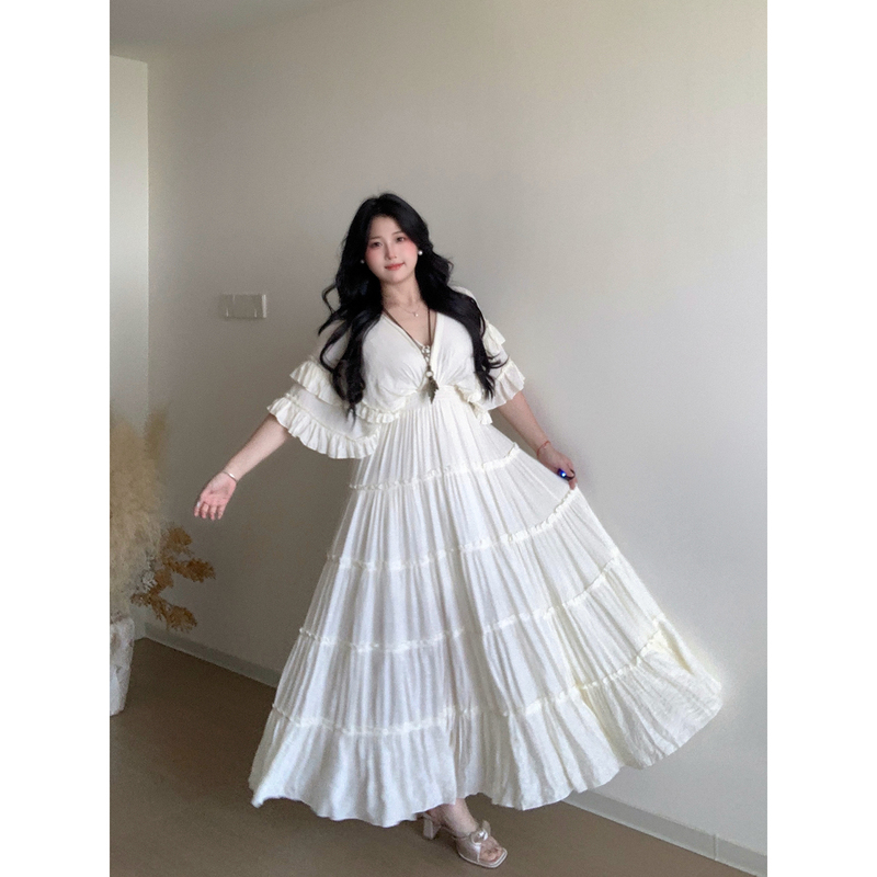 Year after Year, the Large-Size Bohemian Resort-Style Waist-Cinching Long Dress with a Wide Hem Is Made of Thai Cotton and Linen with Ruffled V-Neck Year after Year, the Large-Size Bohemian Resort-Style Waist-Cinching Long Dress with a Wide Hem Is Made of Thai Cotton and Linen with Ruffled V-Neck