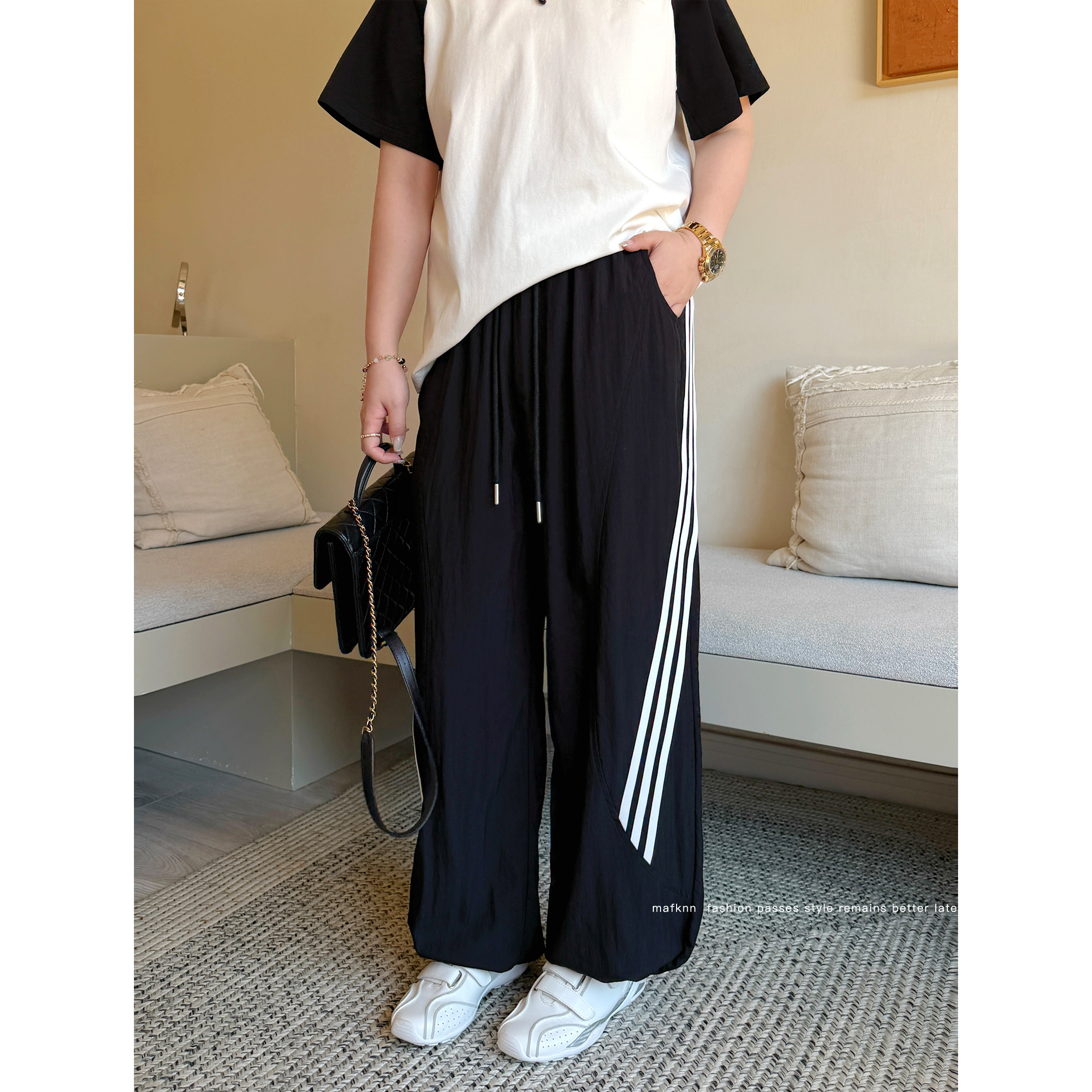 Qiaoqiao's Private Clothing | アイスシルクのしわ加工生地を使用した、スリーストライプとサイドストライプ入りのプラスサイズパンツ：ストレートレッグワイドレッグカジュアルパンツ MK14735