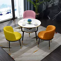 Желтая + оранжевая + розовая глянцевая кожа, один стол и три стула.