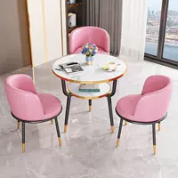 Розовый глянцевый кожаный стол и три стула