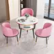 Розовый глянцевый кожаный стол и три стула