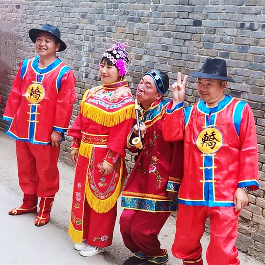 The Hao family's new Yangko, rusty steel embroidery, dragon and phoenix carrying a sedan chair, festive red society fire festival, full performance props