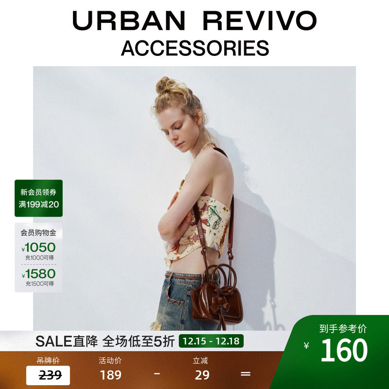 URBAN REVIVO2025 осень новая женская переносная сумка-мессенджер с подвеской в виде девчушки UAYB50107