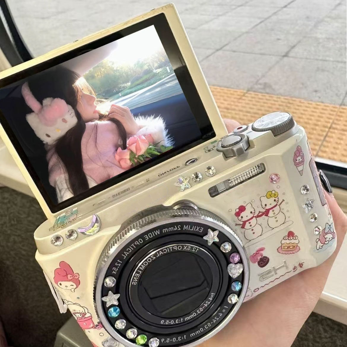 デジタルカメラ、高解像度CCDカメラ、フリップアップ式自撮りカメラ、デュアルレンズコンパクトカメラ、レトロなポータブルカメラ、学生向け旅行用カメラ。