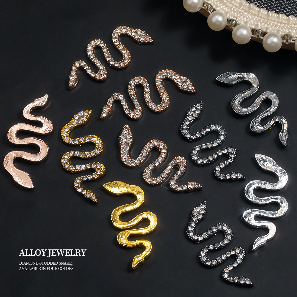 BVLGARI 延续Serpenti Infinito 展览的蛇年礼赞，于这个闪光九月推出三款全新珠宝与一条特别版项链。  玫瑰金镶钻项链、单圈手镯与胸针，以复兴的“, image size:1000x1000