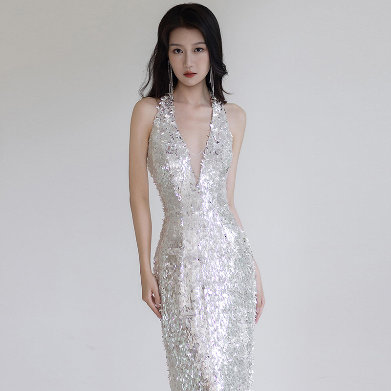 Silver Sequin Evening Dress, High-End Light Luxury, Elegant and Classy, Suitable for Banquets and Annual Meetings, Host V-Neck Halter Dress Silver Sequin Evening Dress, High-End Light Luxury, Elegant and Classy, Suitable for Banquets and Annual Meetings, Host V-Neck Halter Dress