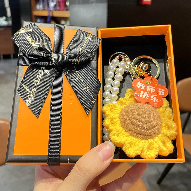 2026 Teacher's Day Gift Keychain for Female Teachers in Kindergarten and Elementary School, Sunflower Handmade Exquisite and Practical Gift