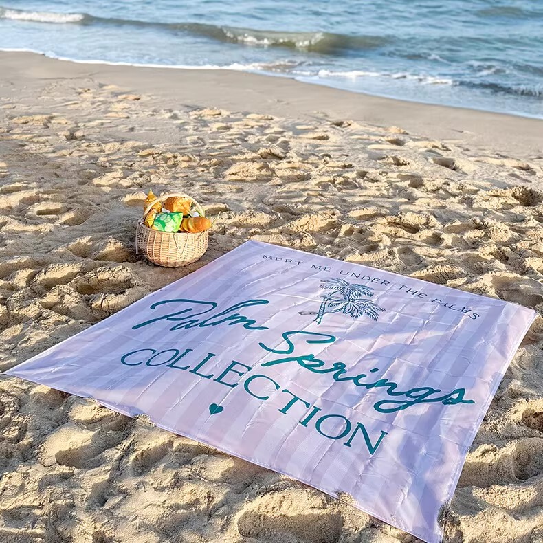 Retro Letter Printed Picnic Mat, Beach Mat, Outdoor Moisture-Proof Mat, Coconut Tree Pattern, Portable Seaside Beach Towel