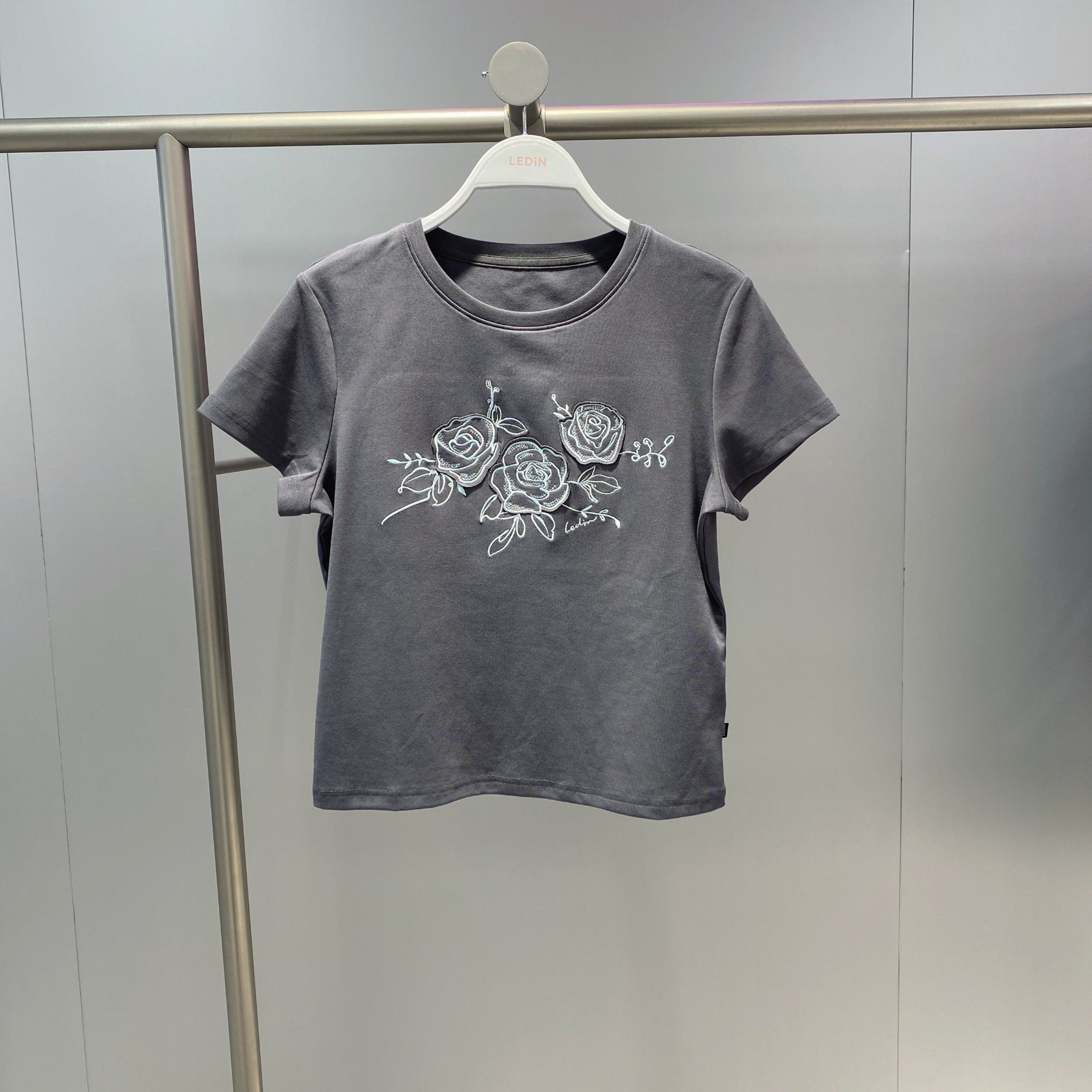 LeDing 2026 夏用 オーセンティックローズパッチワーク スリムフィット 半袖Tシャツ C1CNG2214/C1CNG2214L8