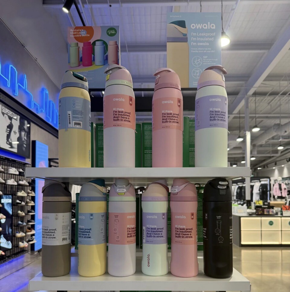 Owala Freesip 断熱ウォーターボトル、ストロー付きステンレス製カップ、スポーツカップ、フリップトップ蓋、ハンドヘルドカップ。