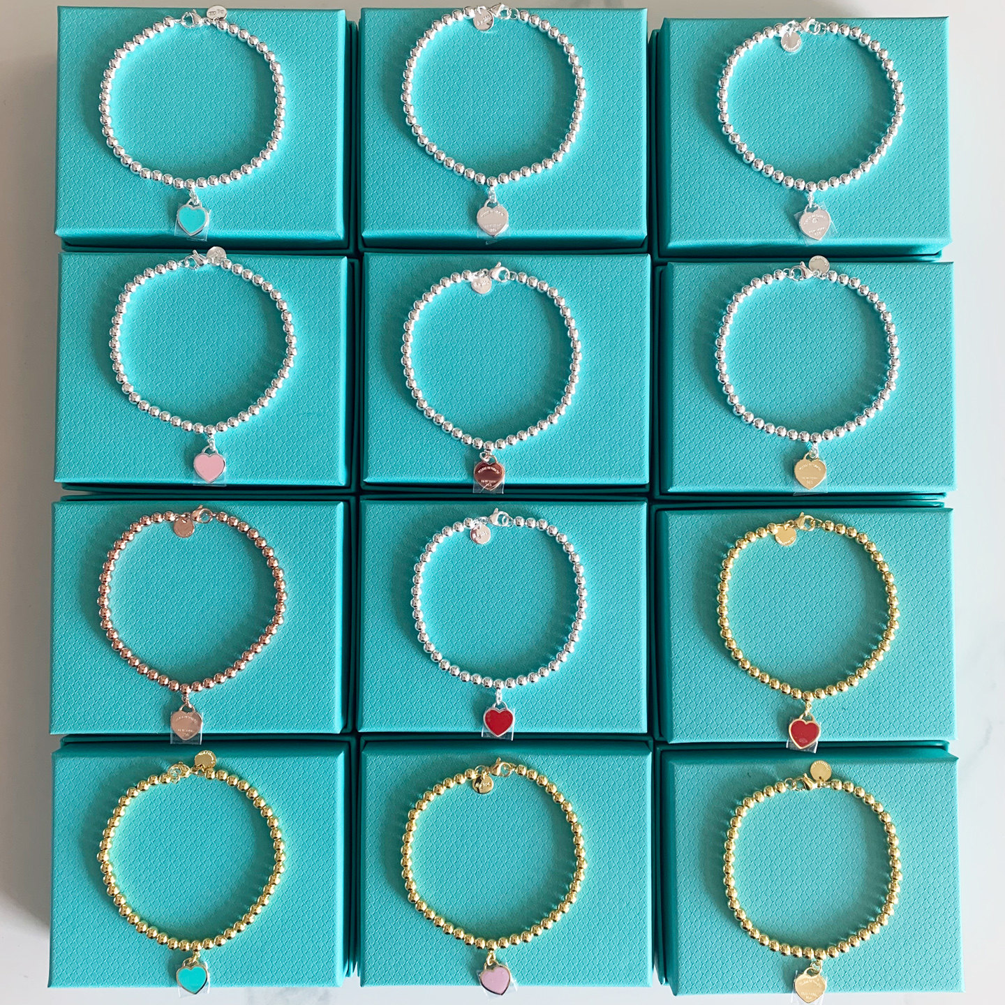 สร้อยข้อมือแบรนด์ T ลายหัวใจเคลือบสี ขนาด 4 มม. สำหรับผู้หญิง เรียบง่ายและใช้งานได้หลากหลาย สร้อยข้อมือลูกปัดกลมทรงหัวใจ สไตล์พุทธศาสนา สีพีช แฟชั่นทันสมัย