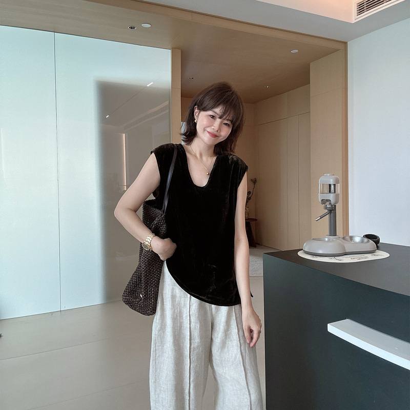 Summer V-Neck Side Slit Minimalist Luxury Style Versatile Sleeveless Slimming Tank Top Summer V-Neck Side Slit Minimalist Luxury Style Versatile Sleeveless Slimming Tank Top
