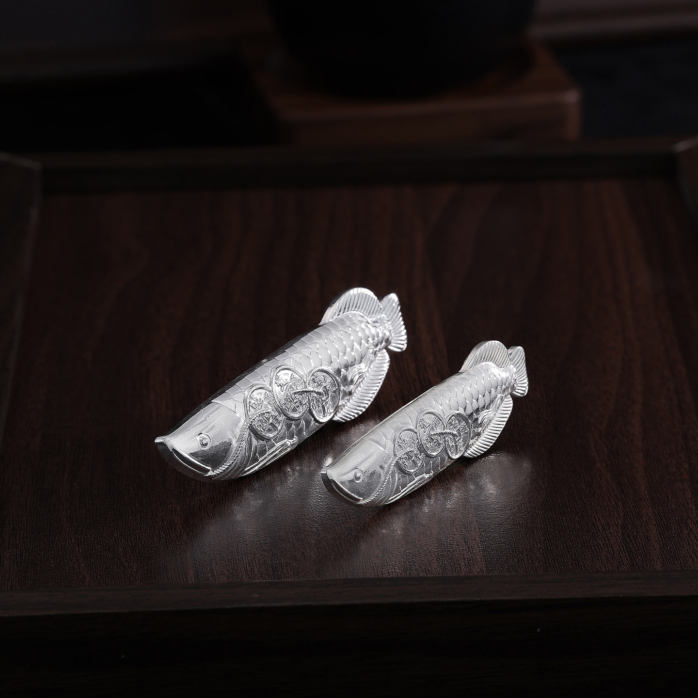 黄山の職人技によって生み出された、光沢のある仕上げの生物模倣銀製龍魚は、幸運、平和、幸福を象徴しています。手に持って楽しめる小さな茶卓飾りです。