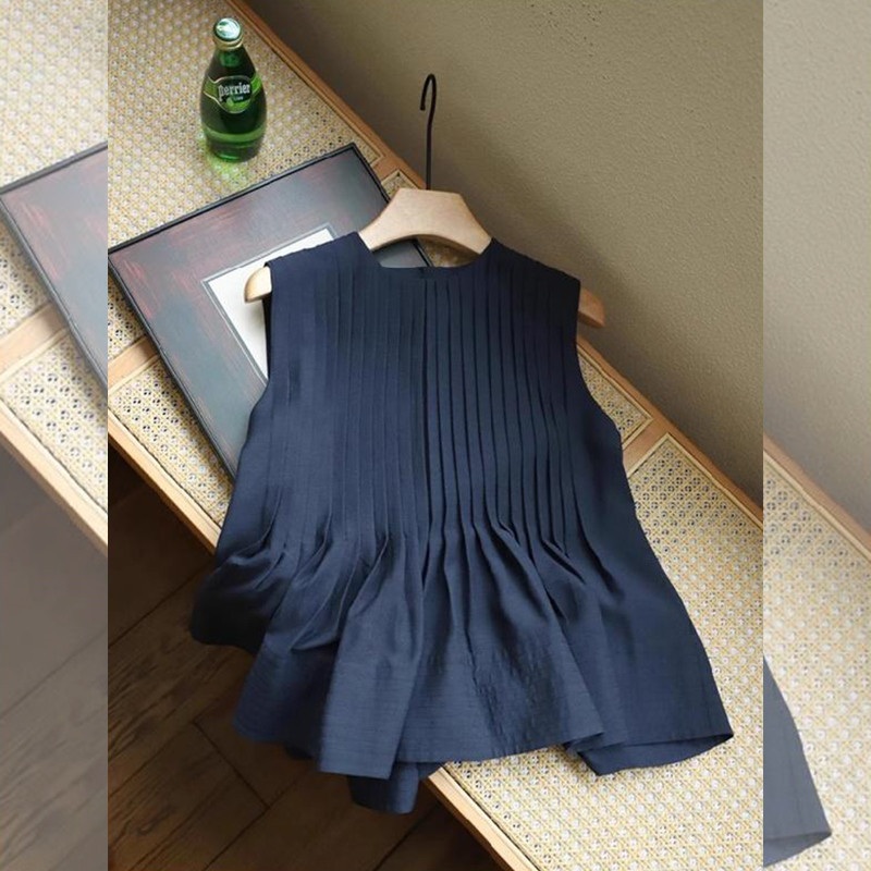 Unique Design, Niche Style, Navy Blue Pleated Sleeveless Top, Super Popular in Summer 2026, Age-Reducing, Unique and Super Stylish Women's Tank Top