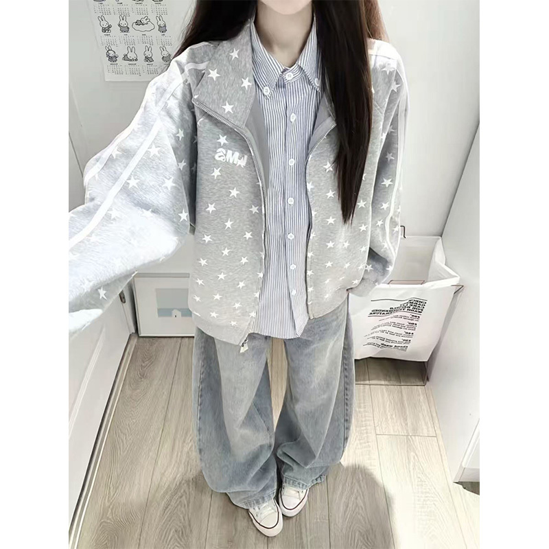 American Retro Stand-Up Collar Cardigan with Contrasting Color and Full Star Print Sweatshirt Jacket for Women, Spring and Autumn College Style Couple's Jacket Top American Retro Stand-Up Collar Cardigan with Contrasting Color and Full Star Print Sweatshirt Jacket for Women, Spring and Autumn College Style Couple's Jacket Top