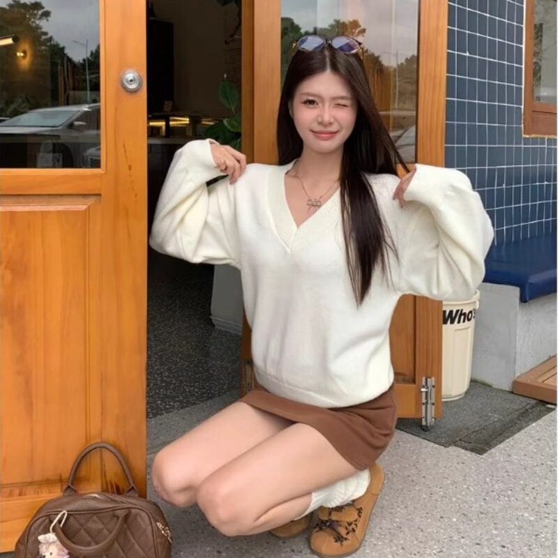 2026 New High-End White V-Neck Knitted Sweater for Women, Early Autumn Lazy Loose-Fitting Inner Layer Top