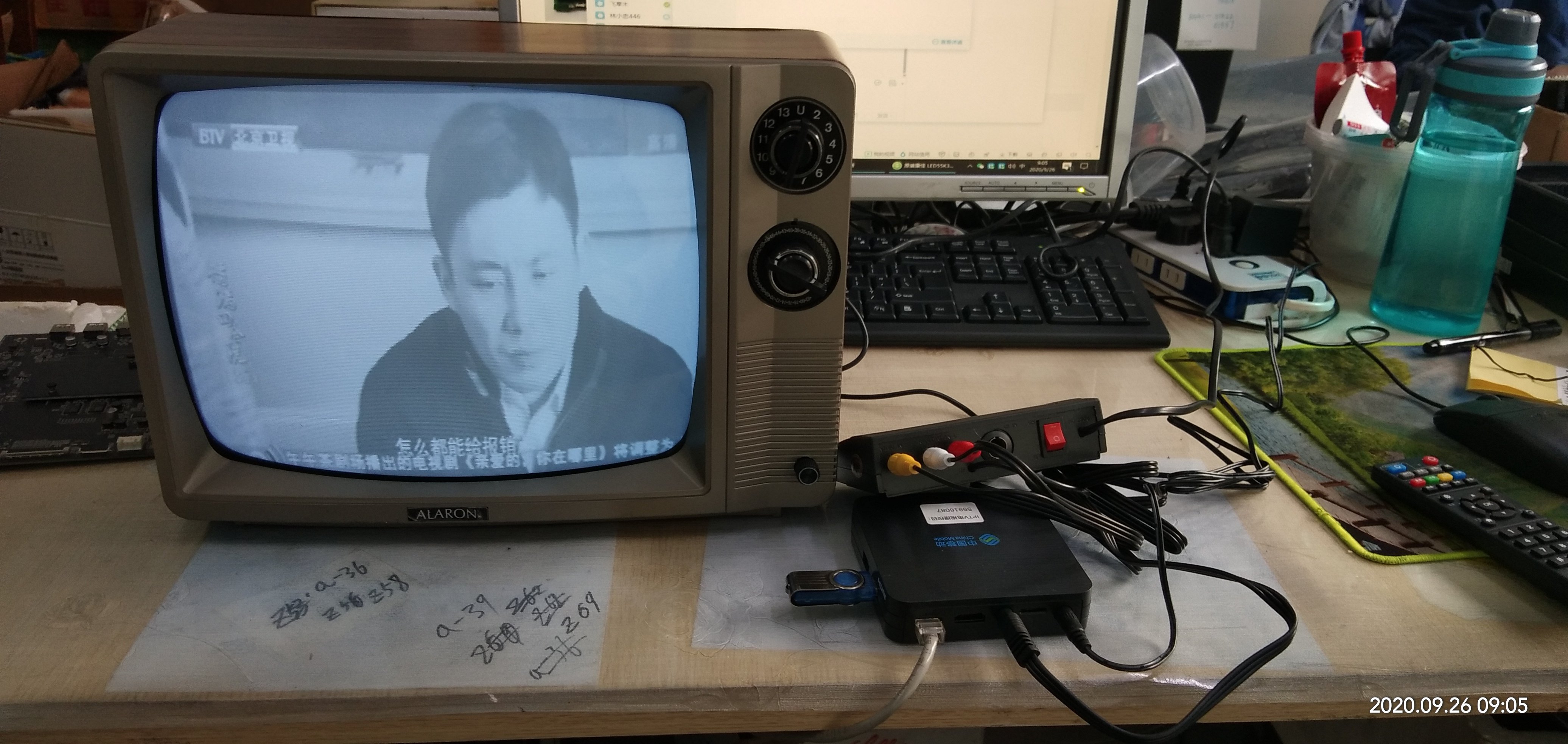 New black and white TV sets can be decorated with old nostalgic black and white TV in the 70-80s