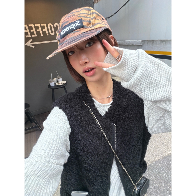 Lixm Miao Miao Xipu Style Formula Simple and Versatile Eco-Friendly Faux Fur V-Neck Zipper Vest Lixm Miao Miao Xipu Style Formula Simple and Versatile Eco-Friendly Faux Fur V-Neck Zipper Vest