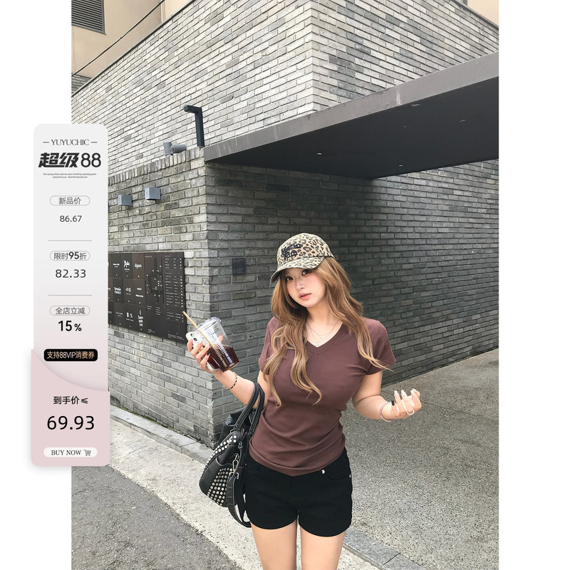 Fishy Laile (Brand Name) Caramel Latte V-Neck Slimming T-Shirt for Women with a Relaxed Fit, Suitable for Slightly Chubby Figures, Summer Short-Sleeve Plus Size Top