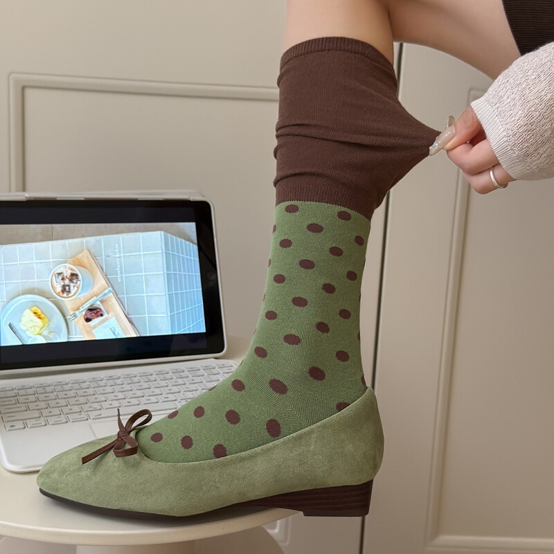 Green and Brown Polka Dot Color-Blocked Calf Socks for Women, Retro Style with a High-End Feel, Color Scheme Outfit with Slouch Socks Paired with Flat Shoes Green and Brown Polka Dot Color-Blocked Calf Socks for Women, Retro Style with a High-End Feel, Color Scheme Outfit with Slouch Socks Paired with Flat Shoes