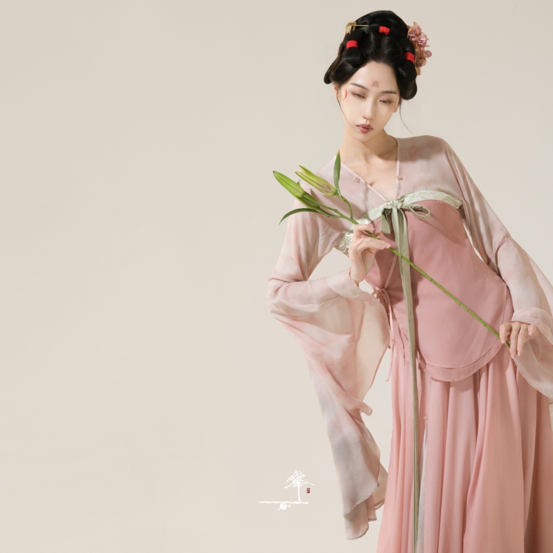 The Balance of Immortals·Harmonious and Serene | Pink-Green Classical Dance Chest-Length Embroidered Split Skirt with a Large Hem, Same Style as Zuo Zuo. The Balance of Immortals·Harmonious and Serene | Pink-Green Classical Dance Chest-Length Embroidered Split Skirt with a Large Hem, Same Style as Zuo Zuo.