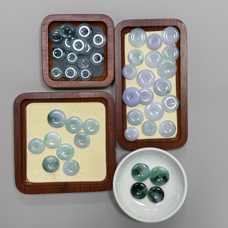 24Th Anniversary Commemorative Collectible Grade Ice-Bottom Glazed Burmese Jade Peace Pendant, the Color and Texture Are Both Excellent 24Th Anniversary Commemorative Collectible Grade Ice-Bottom Glazed Burmese Jade Peace Pendant, the Color and Texture Are Both Excellent