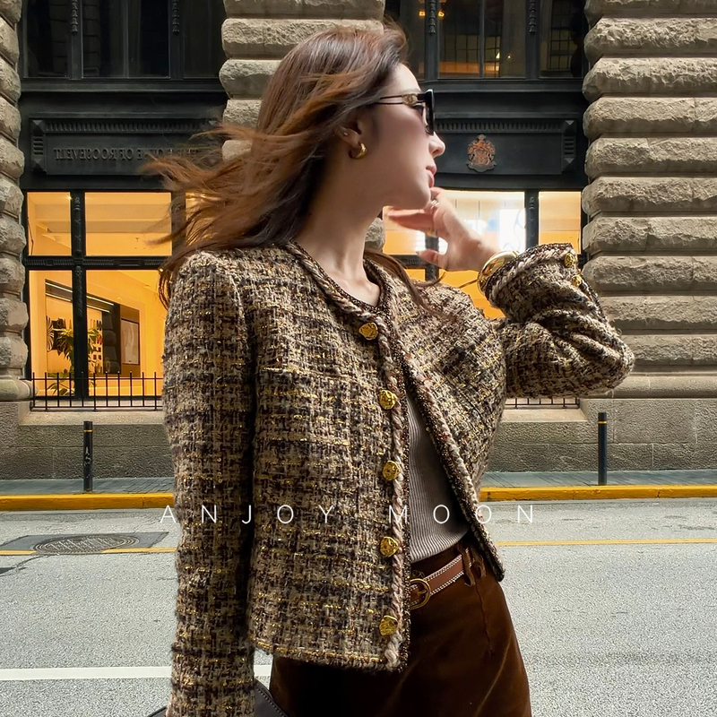 Anjiuyue [Brown Gold Weave] Modern Retro Gold Brown Mixed Color Tweed Straight Shoulder Chanel-Style Jacket for Women Autumn