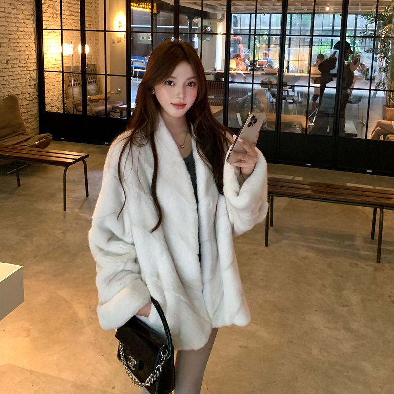 Youmi Fur Imported Velvet Short Mink Coat, Mid-Length Mink Fur Coat, Diagonal Plaid Mink Fur Coat for Women Youmi Fur Imported Velvet Short Mink Coat, Mid-Length Mink Fur Coat, Diagonal Plaid Mink Fur Coat for Women