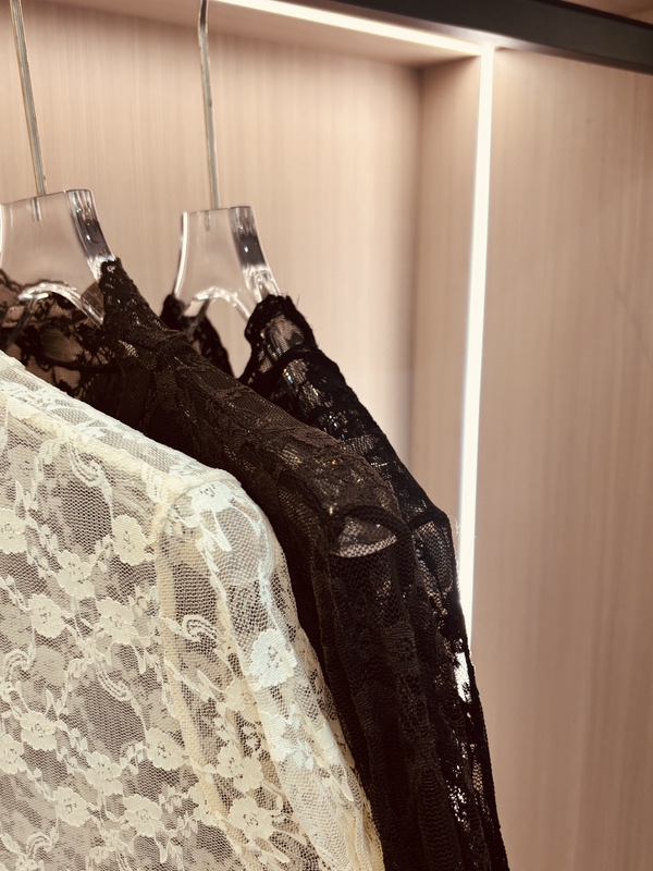 Women's Versatile Lace Base Shirt for Autumn and Winter 1942 Women's Versatile Lace Base Shirt for Autumn and Winter 1942