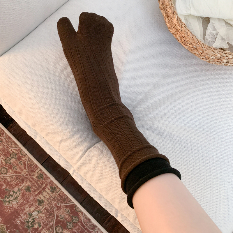 Coffee-Colored Melard Split-Toe Socks for Women, Mid-Calf Socks for Autumn and Winter, Pure Cotton ins Sheep's Hoof Two-Toe Long Socks for Spring and Autumn, Slouch Socks