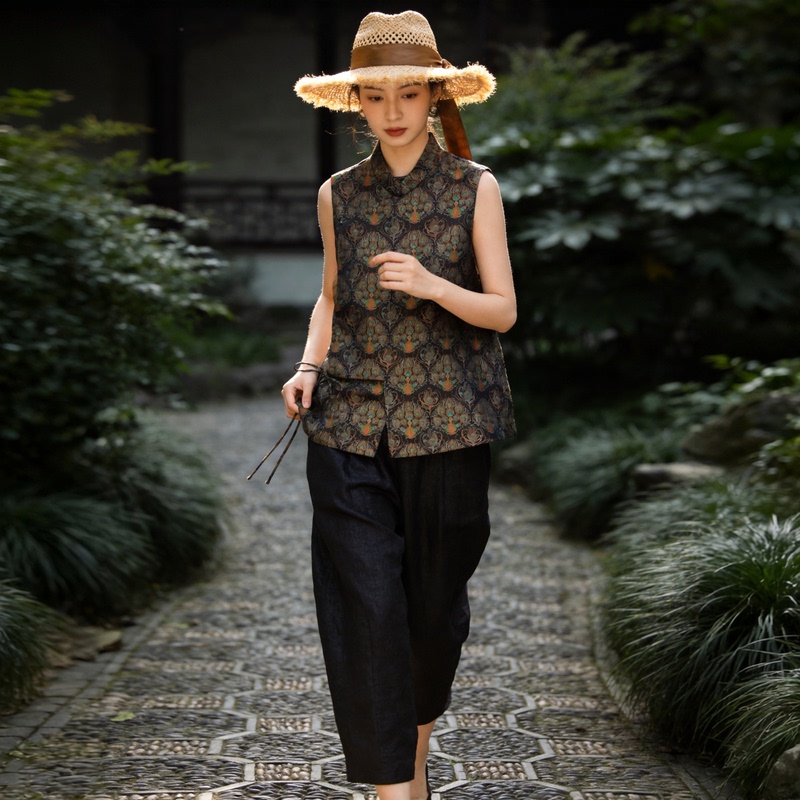[Exclusive to Sisi] Peacock Jacquard National Style Retro Jacquard Loose Stand Collar Vest 29526F0186