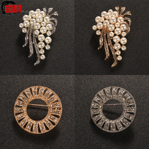 Korean version of retro brooch pearl full diamond sweater jacket small pin suit neckline v-neck anti-light atmospheric corsage