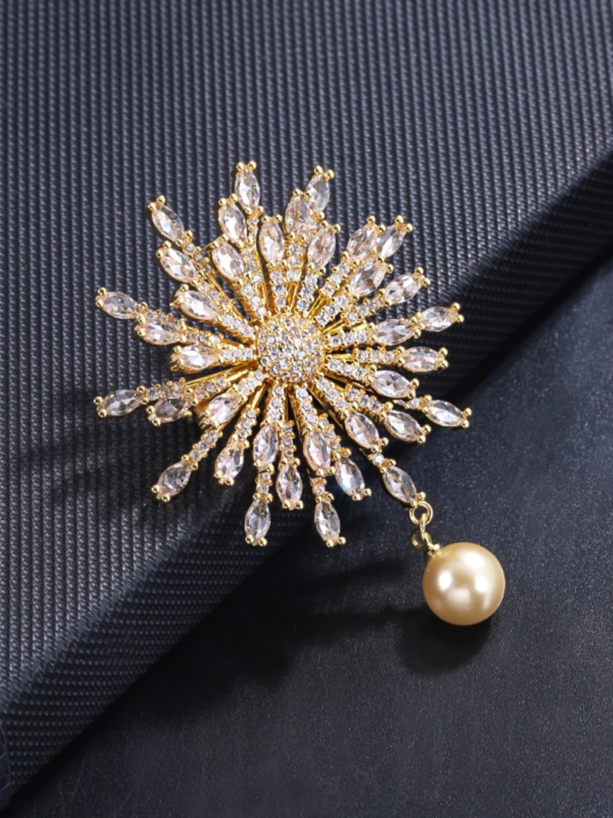 Japanese and Korean Micro-Inlaid Zircon Pearl High-End Precision Sunflower Brooch for Women, Elegant Pin, Suit Cardigan Corsage Accessory