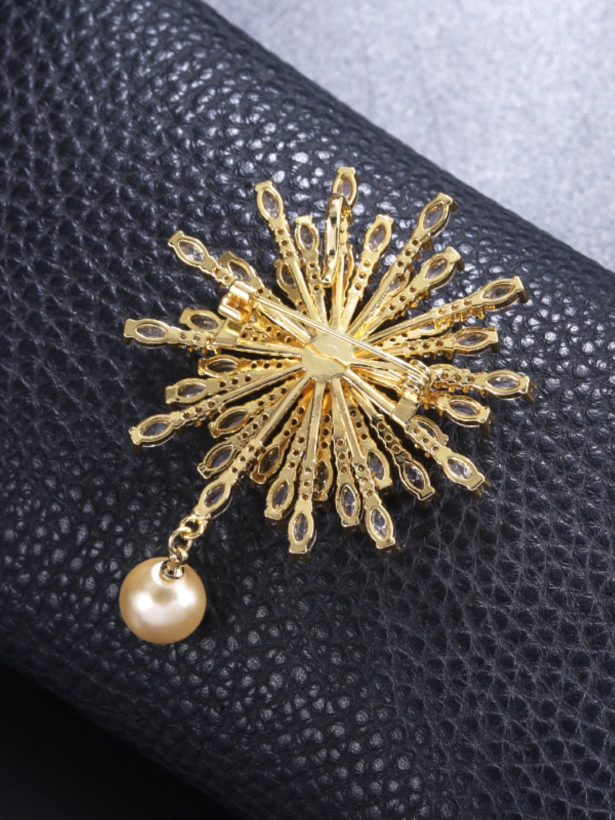 Japanese and Korean Micro-Inlaid Zircon Pearl High-End Precision Sunflower Brooch for Women, Elegant Pin, Suit Cardigan Corsage Accessory