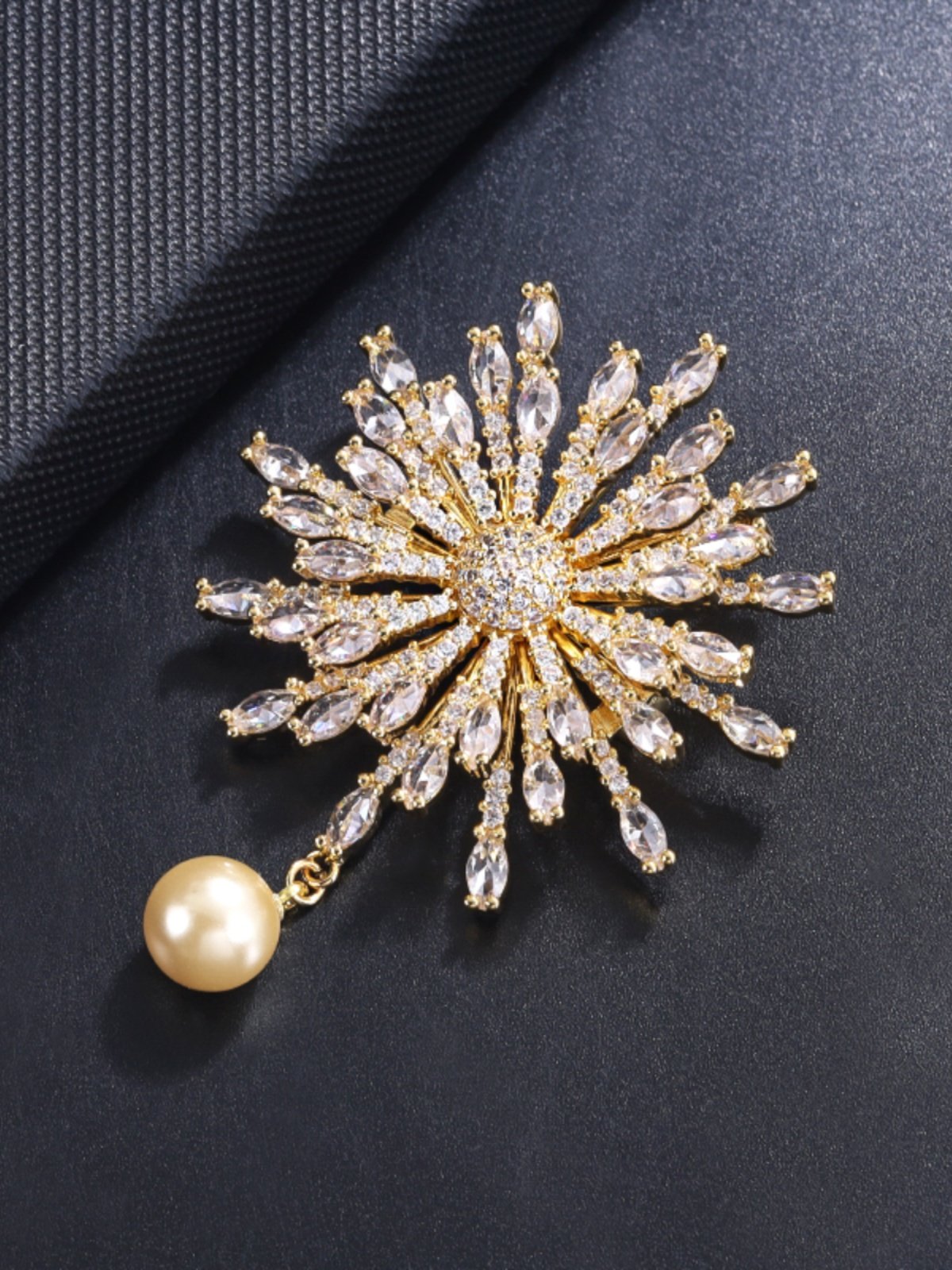 Japanese and Korean Micro-Inlaid Zircon Pearl High-End Precision Sunflower Brooch for Women, Elegant Pin, Suit Cardigan Corsage Accessory