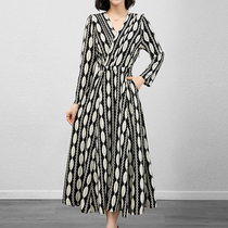 Mapping Hong Kong Light Extravagant and Aging Long Sleeve V Neckline Dress Woman Temperament 100 Hitch Waist Display Slim Condom Head Long Dress