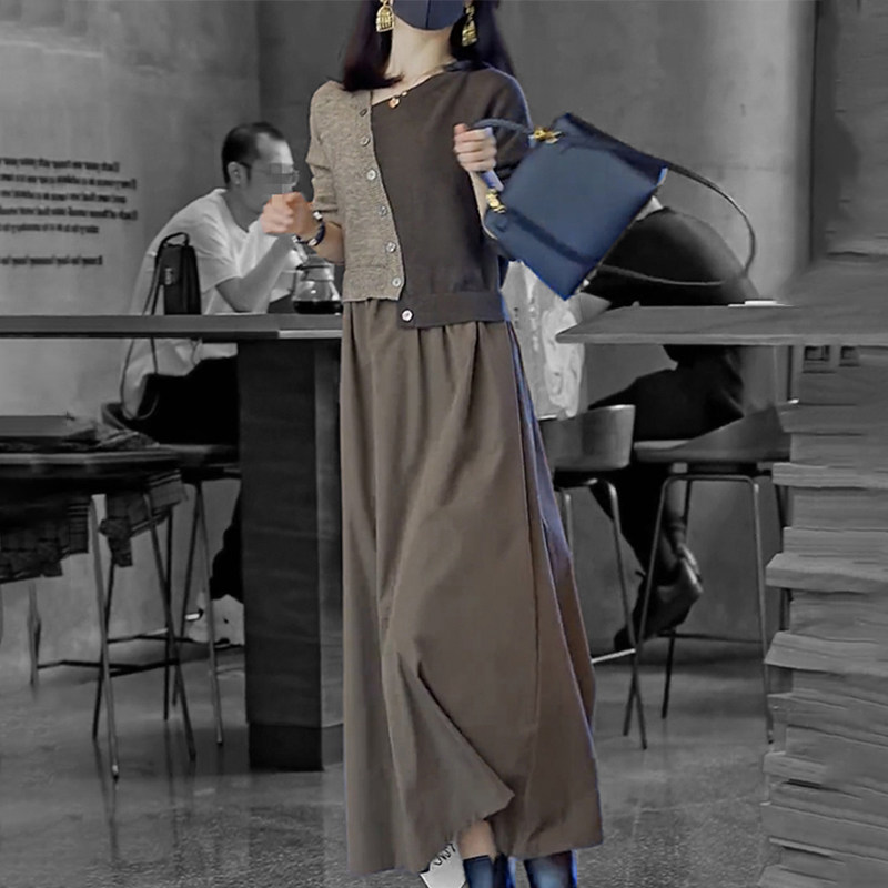 Mapping Hong Kong light luxury high end splicing V collar dress girl 2022 autumn and winter new temperament fake two dresses