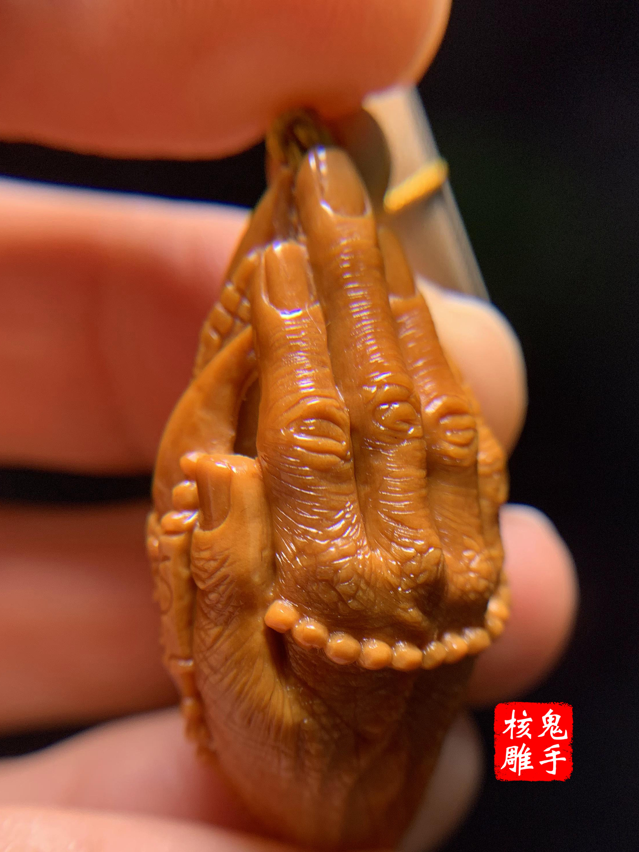 Olive core pure hand-carved single-grain single-seed single bergamot hand devil hand ghost hand a prayer between a prayer